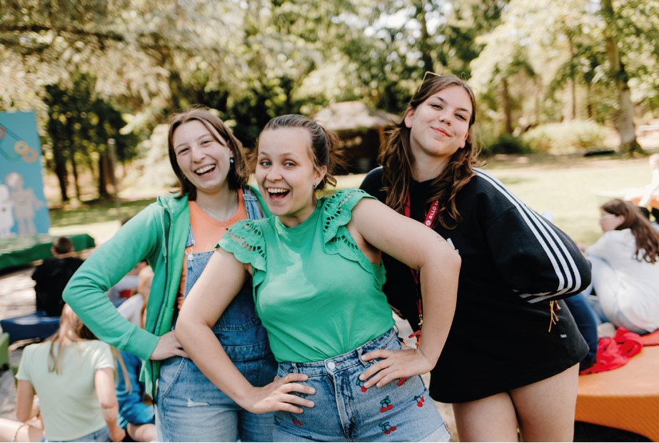 Groep kinderen met verf