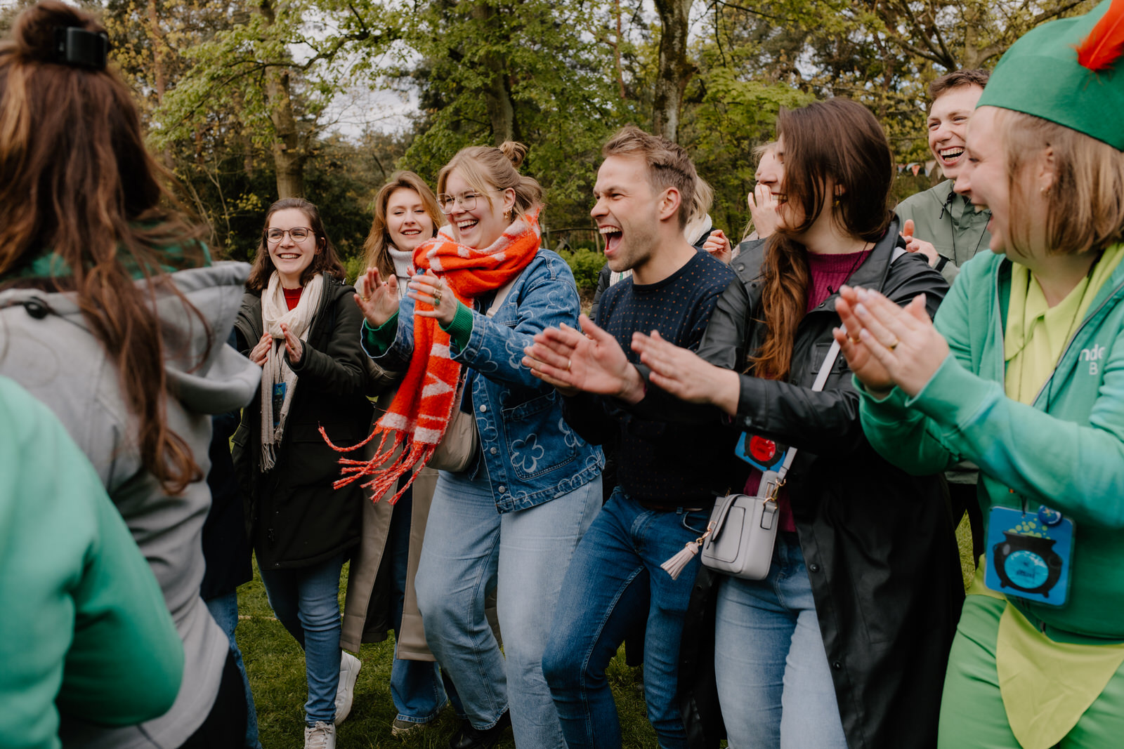 Blije animatoren buiten