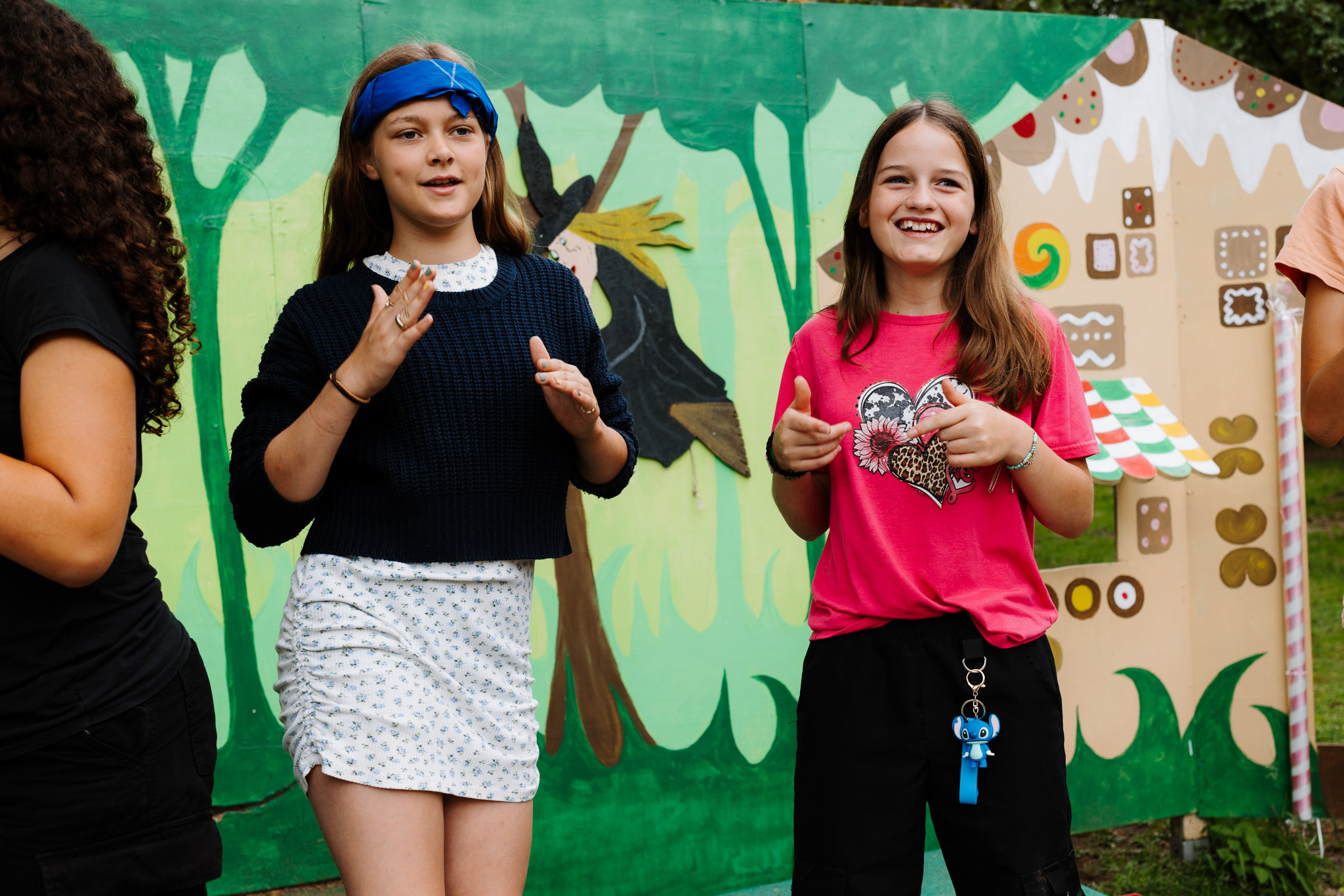 Tieners liggen in het gras