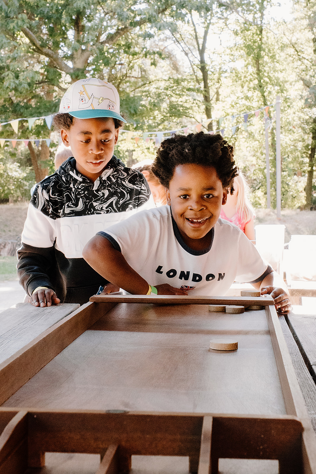 Kinderen knuffelen in het bos